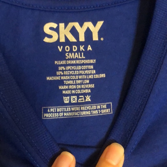 🍸 NWOT! Skyy Vodka signature blue sustainable t-shirt size small - Picture 8 of 13